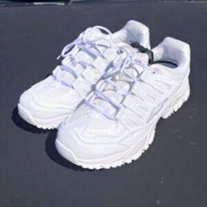 Size 9.5 Women's Sneakers Lace-up w/ Memory Foam . Athletic or Casual . Avia